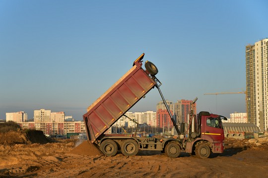 samochód ciężarowy z piaskiem